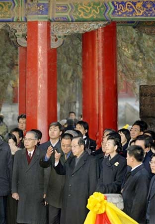 12月30日，日本首相福田康夫攜夫人來(lái)到山東省曲阜市，參觀孔廟。