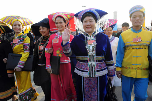 3月5日，幾位少數(shù)民族代表走向人民大會(huì)堂。