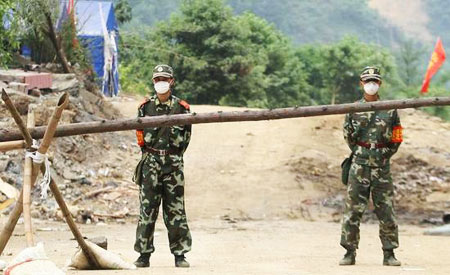 武警和警察在通往北川縣城的道路上設(shè)卡，所有人員均不得進(jìn)入縣城。