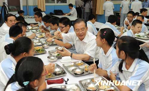 這是9月4日，在北京市第三十五中學(xué)，溫家寶和同學(xué)們一起共進(jìn)午餐。 