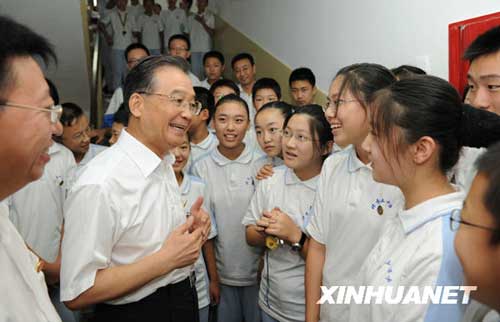 這是9月4日，在北京市第三十五中學(xué)，課間休息時(shí)，溫家寶和同學(xué)們交談。 